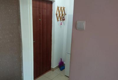 Dau in chirie garsoniera 900 lei - Oradea, str. Slatinei, et. 3 - 3