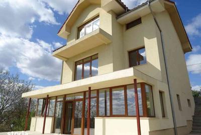 Casă cu 5 camere cu Teren 640 Mp în Central - 2