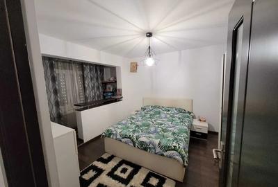 Apartament cu 3 camere semidecomandat, mobilat în Podu Roș