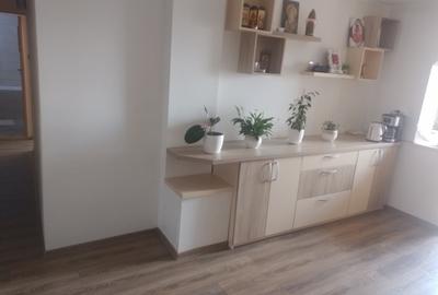 Apartament cu 3 camere decomandat în 1 Mai - 9
