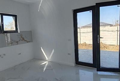Casă cu 4 camere în Olteni