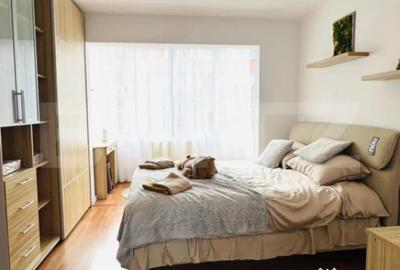 Apartament cu 3 camere semidecomandat în Central - 1