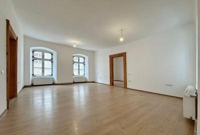 Apartament cu 3 camere semidecomandat în Centrul Istoric