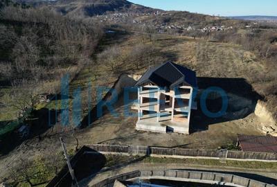 Pensiune/Vila la ro?u P+E+M in Sarata - 1