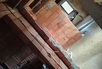 Casă cu 4 camere cu Teren 1077 Mp în Podeni - 1