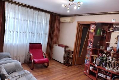 Apartament cu 2 camere nedecomandat în Km 4 - 4