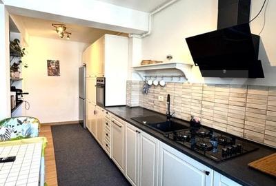 Apartament tip penthouse de vanzare, 2 camere, terasa, zona Coresi