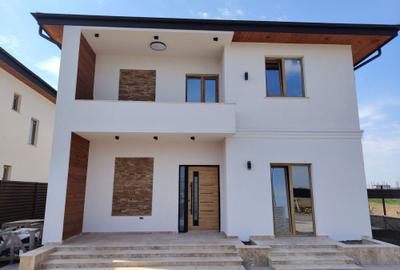 Casă cu 4 camere în Dobroești