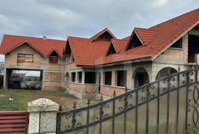 Casă cu 7 camere cu Teren 1400 Mp în Central - 1