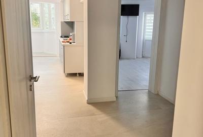 Apartament cu 3 camere decomandat, mobilat în Decebal