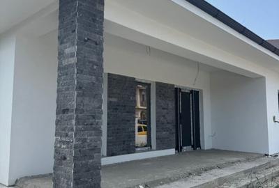 CASA LA SOL CUMPANA | TOATE UTILITATILE | 3 DORMITOARE |CURTE GENEROASA - 1