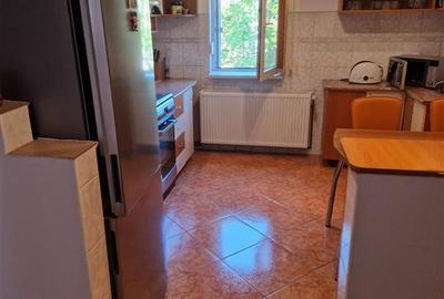 Apartament cu 3 camere decomandat în Dâmbovița - 2