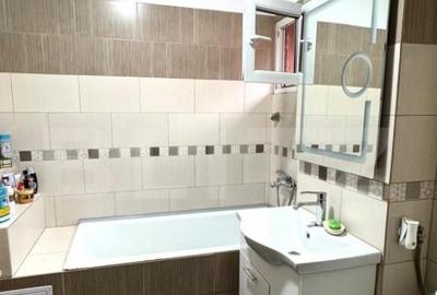 Apartament de vanzare, cu 4 camere, 81 mp, zona Tractorul - 4