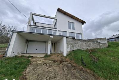 Casă cu 10 camere cu Teren 2736 Mp în Vest