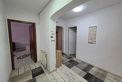 Apartament cu 4 camere decomandat, mobilat în Micro 4 - 4