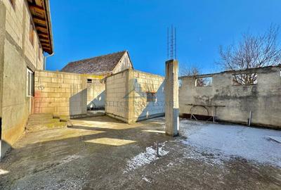 Casă individuală cu 12 camere cu Canalizare în Cristian - 12