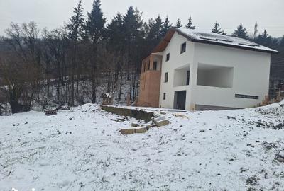 Casă cu 8 camere cu Teren 1000 Mp în Bujoreni