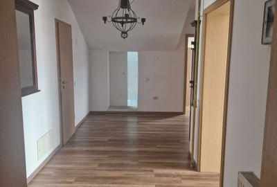 Apartament cu 4 camere decomandat în Florești