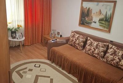 Apartament 3 camere,etaj 3/3,  renovat,65000 euro neg, Policlinica 2 - 4