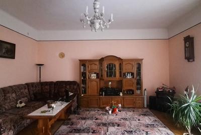 Apartament cu 4 camere semidecomandat în P-ța Victoriei