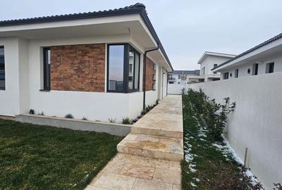 Casă cu 4 camere cu Teren 440 Mp în Central - 1