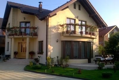 Casă cu 5 camere cu Teren 380 Mp în Central - 1
