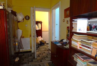 Vând apartament cu 2 camere str Mircea - 3