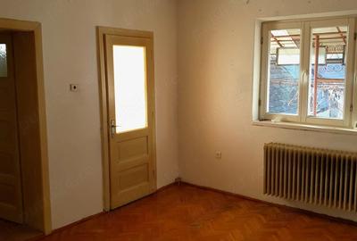 Casă cu 9 camere cu Teren 7500 Mp în Central - 7
