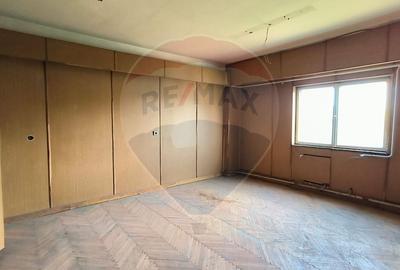 Spațiu comercial, de 690.09997558594 mp, în Central - 15