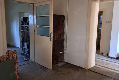 Casa de vanzare cu 3 camere , Str . Nicolae Golescu 168.000 euro neg. - 2