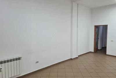 Spațiu comercial, de 80 mp, în Central - 4