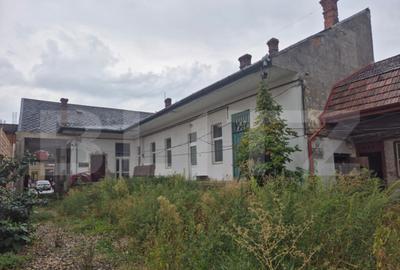 Casă cu 7 camere cu Teren 1021 Mp în Central - 1