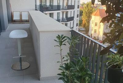 Apartament cu 3 camere semidecomandat în Central - 1