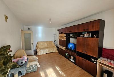 Apartament cu 3 camere decomandat în Răcădău