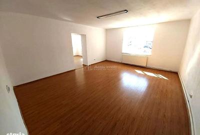 Spațiu comercial, de 70 mp, în Central - 3