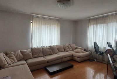 Casă individuală cu 8 camere în Platou