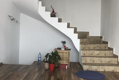 Casă cu 6 camere cu Teren 286 Mp în Eroii Revoluției - 1