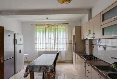 Casă cu Teren 3900 Mp în Rucăr - 2