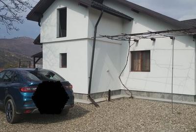 Casă cu 2 camere cu Teren 1100 Mp în Oituz - 2