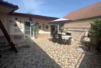 Casa de vanzare cu 3 camere, 120mp, zona semicentrala.