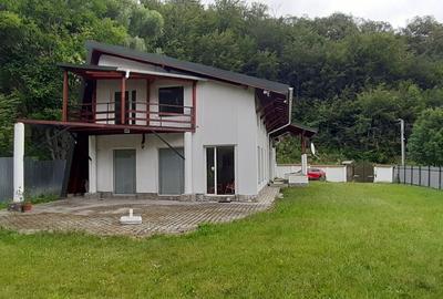 Casă cu 5 camere cu Teren 2000 Mp în Dârste