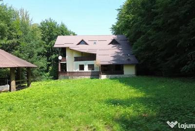 Casă cu 6 camere cu Garaj în Sucevița - 9