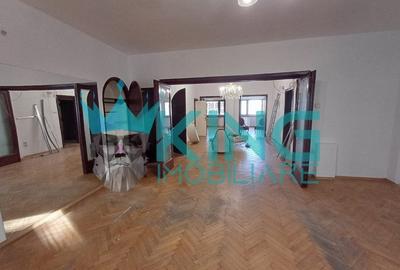 Apartament cu 5 camere semidecomandat în P-ța Romană