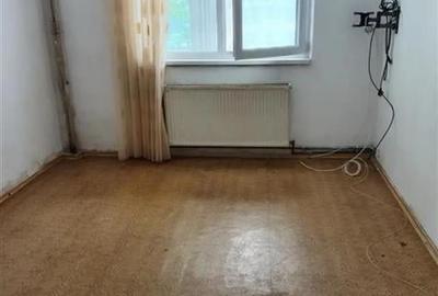 Apartament cu 3 camere decomandat în Astra