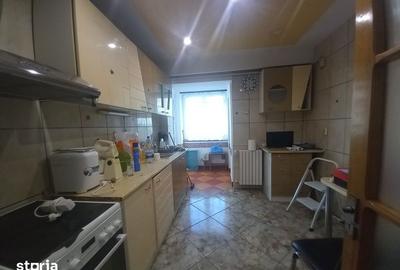 Apartament cu 3 camere decomandat în Republicii