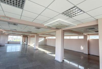 Spațiu comercial, de 700 mp, în Central - 7
