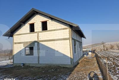 Casă cu 4 camere în Curtești