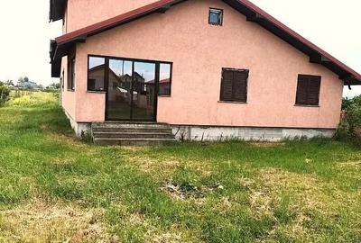 Casă cu 4 camere cu Teren 3960 Mp în Est - 6
