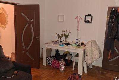 Apartament cu 3 camere semidecomandat în Constructorilor - 2