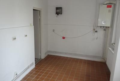 Spațiu comercial, de 70 mp, în Central - 8